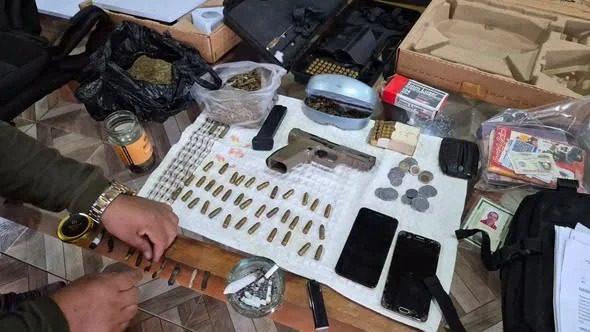 Cinco brasileiros são presos com pistola, coletes e drogas após morte de médico na Bolívia