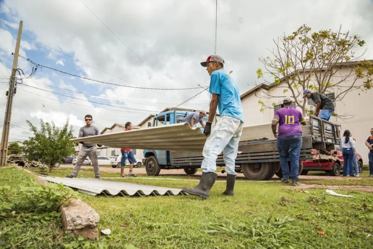 Corumbá distribui telhas a moradores do Residencial Flamboyant 2