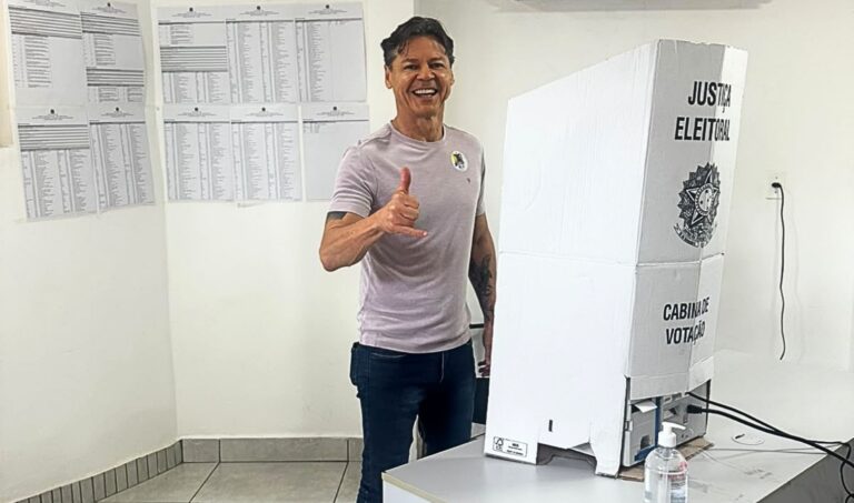 Paulo Duarte vai às urnas nas primeiras horas de votação em Corumbá