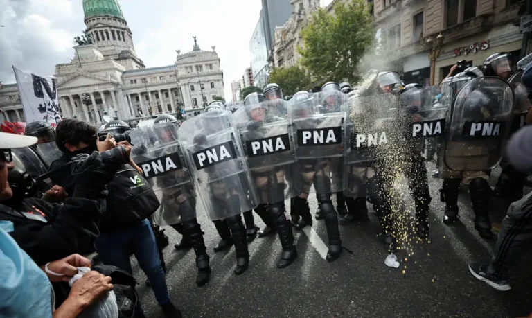 Novas aposentadorias caem 53% na Argentina após fim de regra no governo Milei