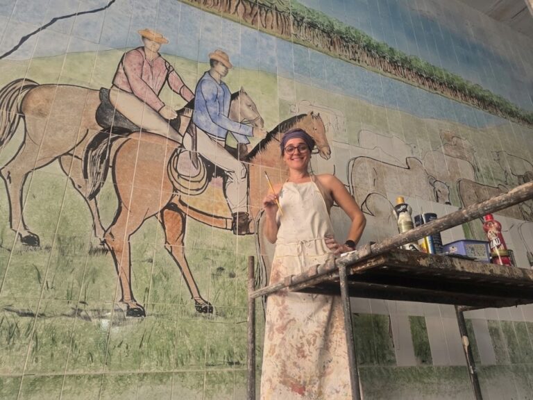Painel histórico de azulejos do antigo Banco Financial passa por nova restauração após 20 anos em Corumbá