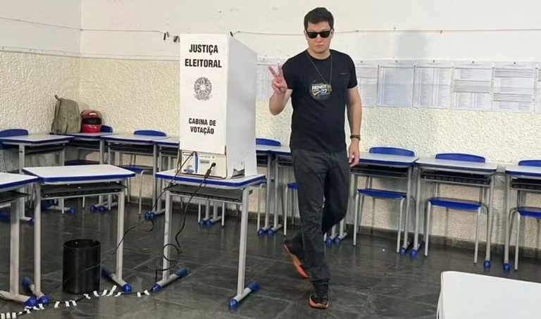 Renato Gomes vota de preto e diz estar “de luto pela democracia” em Campo Grande