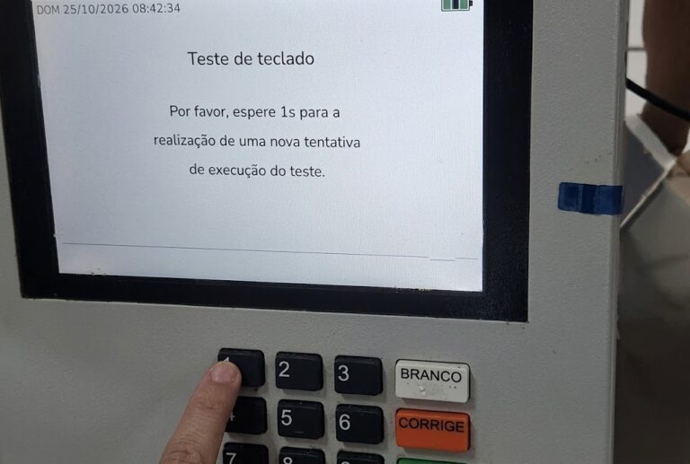 Câmeras ajudam a identificar suspeito após teclas de urna serem coladas em Chapadão do Sul
