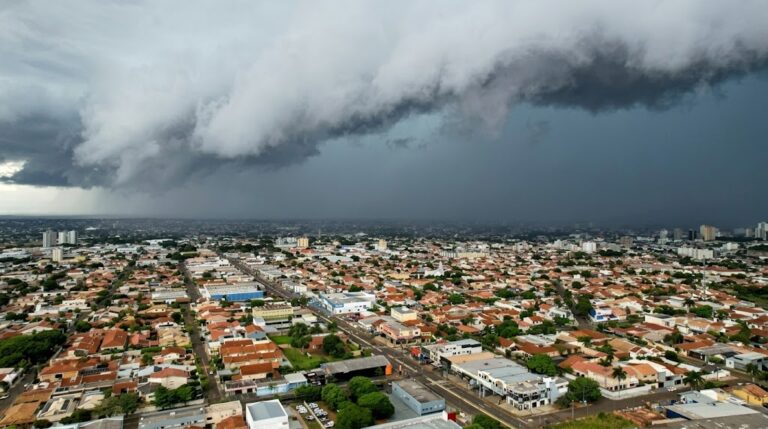 Inmet prevê temporais, ventos intensos e granizo na Capital até terça