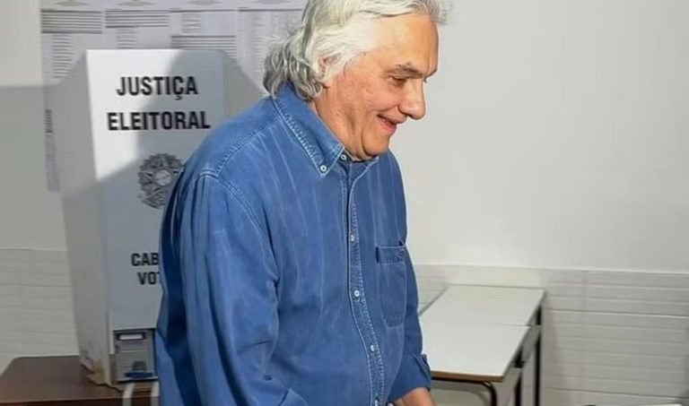 Delcídio vota em Corumbá e segue para Campo Grande acompanhar apuração