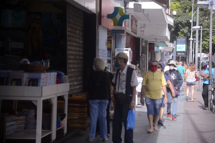 Prefeitura aplica multas em bares do Leblon, no Rio, por aglomeração