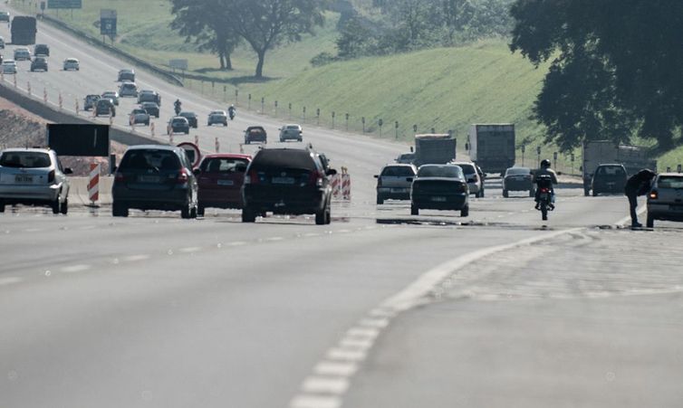 Volta do feriado: rodovias em São Paulo têm trânsito lento hoje