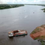 Caminhão carregado com minério afunda no rio Paraguai durante travessia de balsa no Porto da Manga