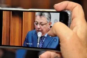Leia mais sobre o artigo Evander propõe auxílio do Governo Estadual a profissionais de saúde que combatem Covid-19