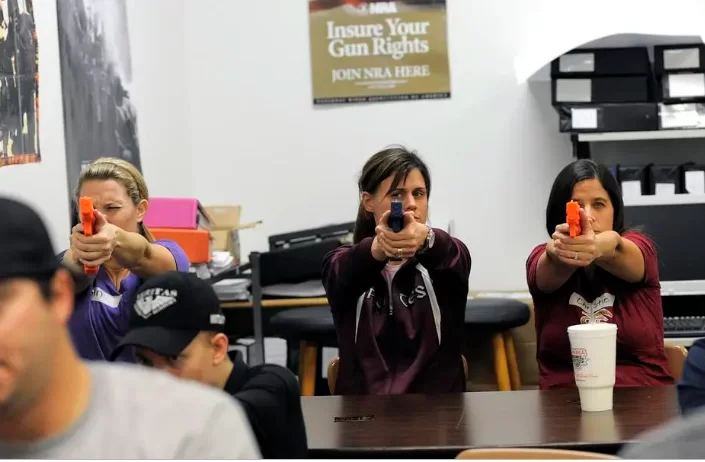 Leia mais sobre o artigo Professores da Flórida são autorizados a portar armas em sala de aulas