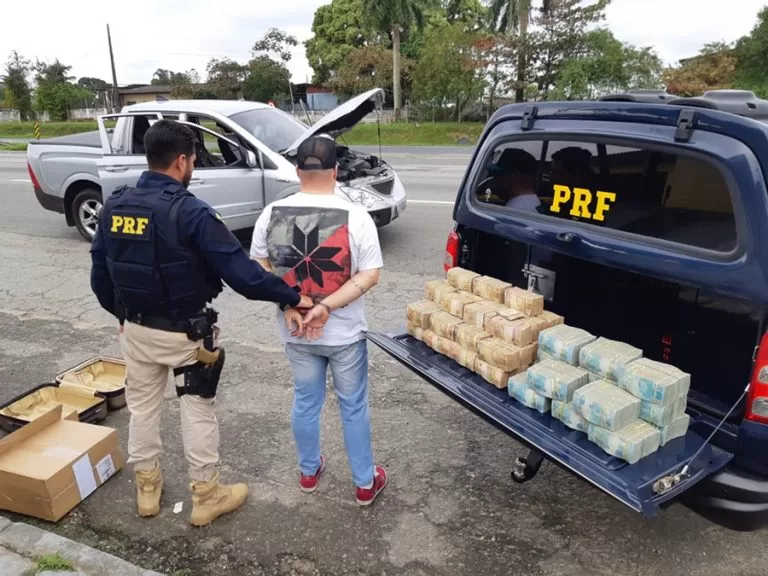 PRF acha cerca de R$ 2,5 milhões escondidos dentro de carro em SP