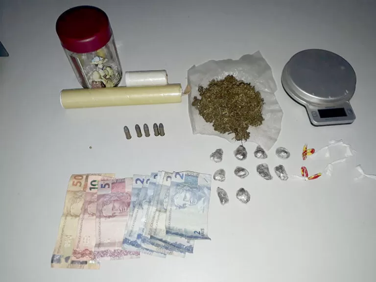 Dupla é flagrada com entorpecentes e são presos pela Polícia Militar