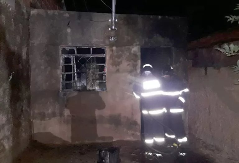 Casa é incendiada em Ladário e morador suspeita da ex-companheira
