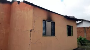 Leia mais sobre o artigo Bombeiros combatem incêndio em residência no Guató; suspeito foi detido pela PM