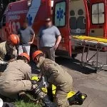 Mulher fica ferida em colisão entre caminhonete e moto