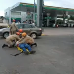 Motociclista fica ferido em colisão com carro no centro