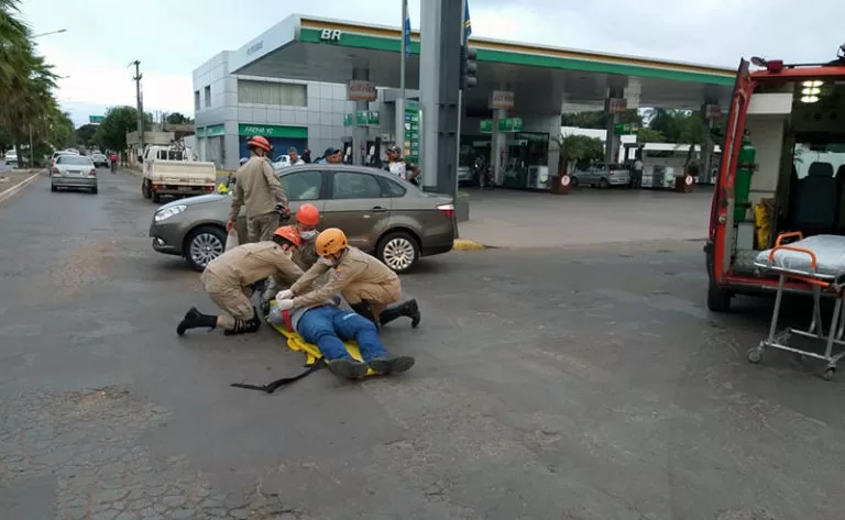 Motociclista fica ferido em colisão com carro no centro