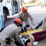 Após se envolver em acidente com ônibus, motociclista foge e abandona passageira ferida