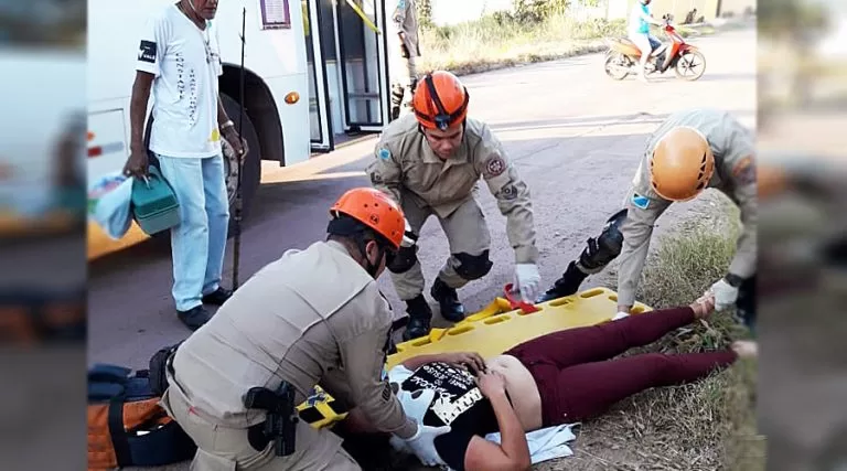 Após se envolver em acidente com ônibus, motociclista foge e abandona passageira ferida