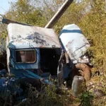 Família fica ferida após veículo se chocar em poste de energia na Estrada Parque