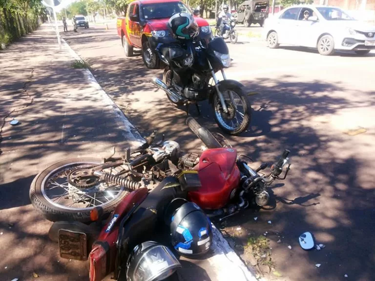 Colisão entre motocicletas na Avenida Rio Branco deixa uma pessoa ferida