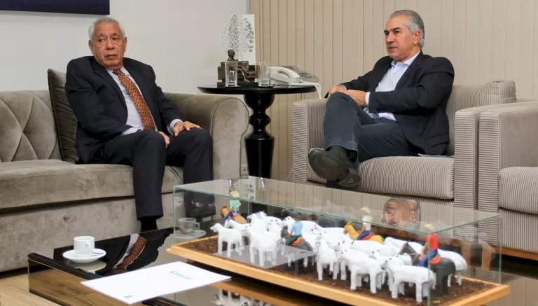 Reinaldo Azambuja discute projetos estratégicos com embaixador da Bolívia