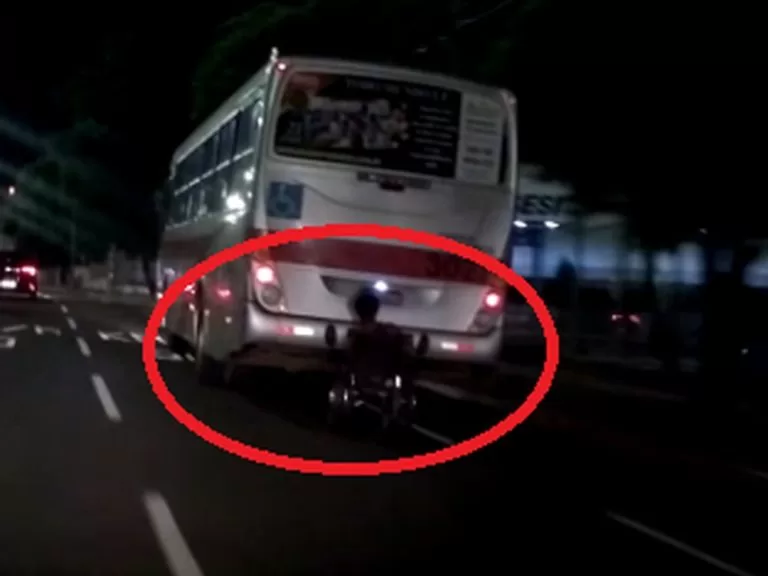 Cadeirante é flagrado pegando “carona” em traseira de ônibus em Campo Grande