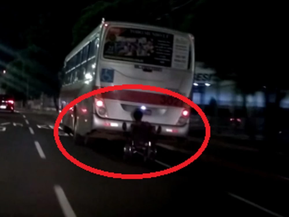 Você está visualizando atualmente Cadeirante é flagrado pegando “carona” em traseira de ônibus em Campo Grande