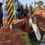 Motorista é encontrado morto em carro caído dentro de córrego