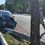 Ao desviar de cachorro, motorista colide em poste e árvore na Avenida Rio Branco