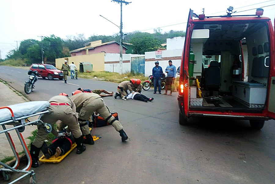 No momento, você está visualizando Três pessoas ficam feridas em colisão entre bicicleta e moto no bairro NSª de Fátima