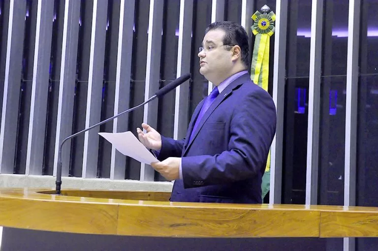 Deputado de MS propõe inclusão nas escolas de disciplina para proteger crianças dos perigos da Internet