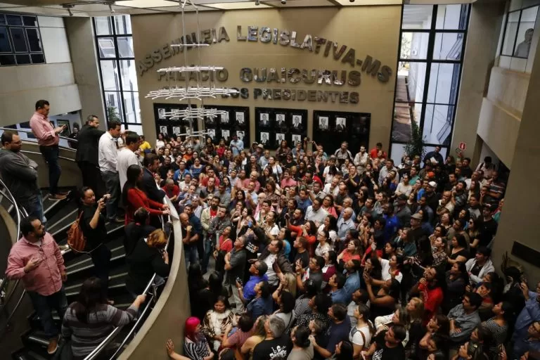 Deputados aprovam projeto do governo que reduz salários de professores em MS