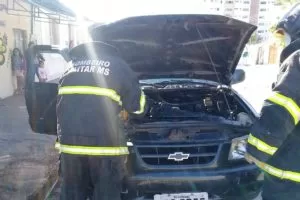 Leia mais sobre o artigo Bombeiros combatem incêndio em veículo na região central de Corumbá