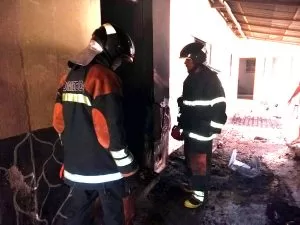 Leia mais sobre o artigo Bombeiros combatem incêndio em residência na região central de Corumbá