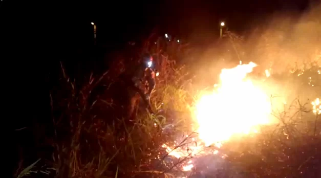 Você está visualizando atualmente Bombeiros combatem incêndio em vegetação na parte alta de Corumbá | vídeo