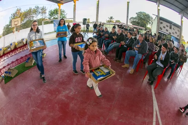 Prefeitura faz entrega simbólica de Kits escolares para alunos da REME