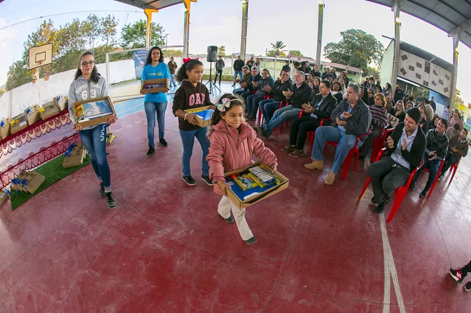 Você está visualizando atualmente Prefeitura faz entrega simbólica de Kits escolares para alunos da REME