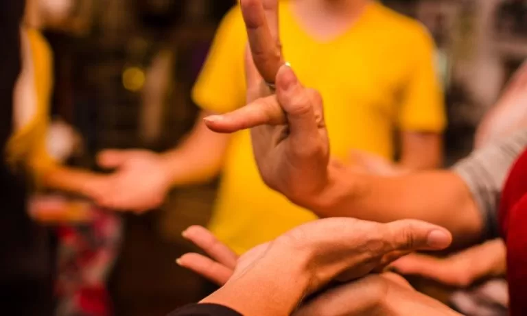 Governo veta lei que exigia intérprete de Libras em shoppings e bancos de MS