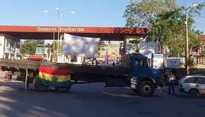 Leia mais sobre o artigo Manifestação em favor da democracia fecha fronteira e bloqueia estradas em Quijarro e Puerto Suárez