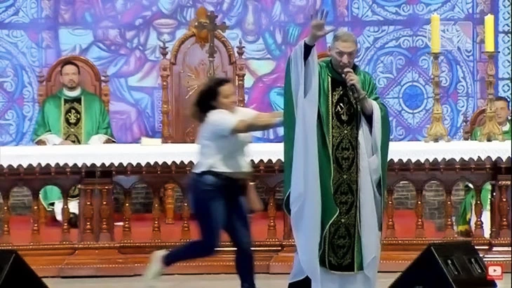 Leia mais sobre o artigo Durante missa, mulher empurra padre Marcelo Rossi do palco em SP
