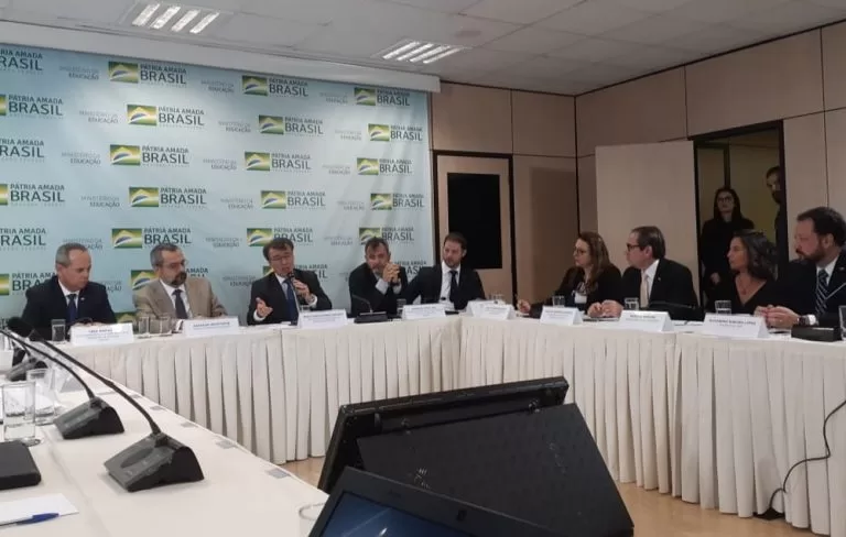 MEC anuncia plano de construir 4,9 mil creches e instalar 108 escolas militares