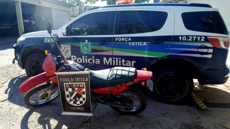 Vídeo | Motocicleta furtada é recuperada pela PM em matagal no Nova Corumbá