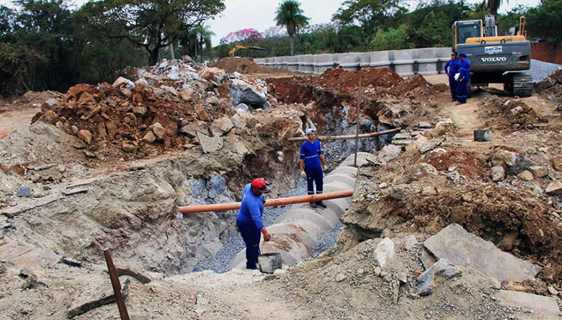 Você está visualizando atualmente Obras de pavimentação e drenagem avançam nos bairros de Corumbá