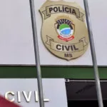 Motorista de aplicativo é arremessado de carro durante assalto na Capital