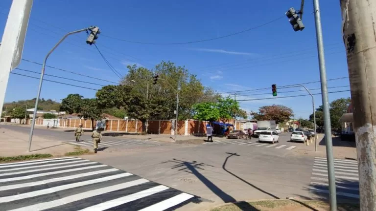 Cruzamento da Duque de Caxias com 15 ganha semáforo e sinalização vertical