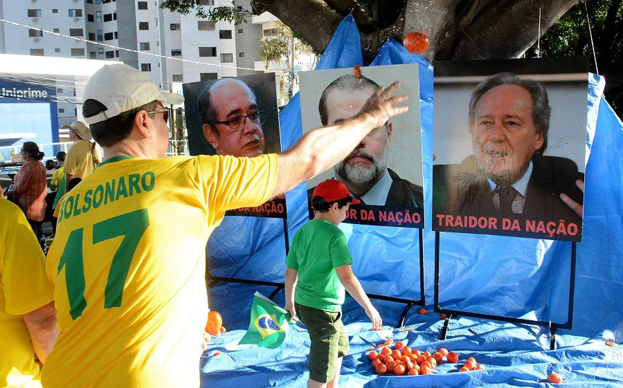 Leia mais sobre o artigo Na Capital, manifestantes atiram tomates em imagens de ministros