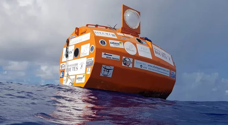 Francês de 72 anos atravessa o Atlântico em um tonel sem motor