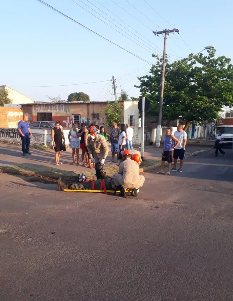 Motociclista fica ferido em colisão entre carro e moto no Centro