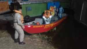 Leia mais sobre o artigo Pescadores ficam presos em camalotes e são resgatados pelos Bombeiros no Rio Paraguai